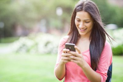 Muchacha enviando mensajes de texto
